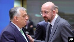 ფოტო არქივიდან. უნგრეთის პრემიერ-მინისტრი ვიქტორ ორბანი(მარცხნივ) და ევროპული საბჭოს პრეზიდენტი შარლ მიშელი ევროკავშირის სამიტზე. ბრიუსელი. 2023 წლის 23 მარტი
