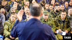 Soldați ruși mobilizați pentru războiul din Ucraina, la un centru de recrutare de la Sevastopol, din Crimeea anexată de Rusia, septembrie 2022.