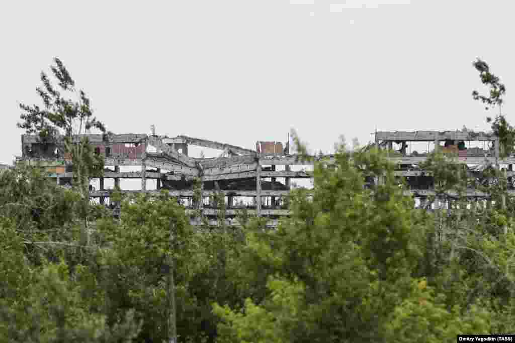 Cea mai recentă imagine a ruinelor aeroportului, luată pe 26 mai 2024. Astăzi, aeroportul distrus se află ferm sub controlul rusesc. Cu toate acestea, având linia frontului aproximativ la 20 de kilometri distanță, el rămâne în bătaia artileriei ucrainene, ceea ce înseamnă că este probabil să rămână ruină în viitorul previzibil.