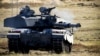 Un tanc „Challenger 2” al Queens Royal Hussars, la o demonstrație a plutonului de infanterie blindată germană și britanică în apărare în zona de pregătire militară din Augustdorf, din octombrie 2018