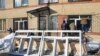 Ремонт окон, разбитых взрывной волной от падения метеорита, в больнице номер девять Челябинска, февраль 2013