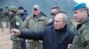Владимир Путин (в центре) во время посещения военного полигона Западного военного округа