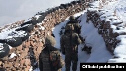 Soldații armeni, aflați la granița cu Azerbaidjan în decembrie 2020.
