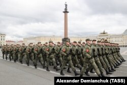 Российские военнослужащие на репетиции в Санкт-Петербурге 26 апреля 2022 года