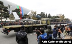 Un vehicul aerian de luptă fără pilot al armatei azere este transportat în timpul paradei pentru a marca victoria în conflictul din Nagorno-Karabah, la Baku, Azerbaidjan, 10 decembrie 2020.