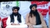 د تحريک طالبان پاکستان مشر نور ولي مسود (کيڼ اړخ ته) د هغې ډلې له يو بل مشر سره په نامعلوم ځای کې ناست دی ـ پخوانی انځور