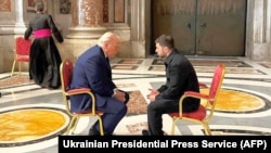 Президент України Володимир Зеленський (праворуч) і президент США Дональд Трамп під час зустрічі у соборі Святого Петра у Римі, 26 квітня 2026 року