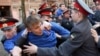 Льва Пономарева задержали при разгоне пикета памяти жертв Беслана