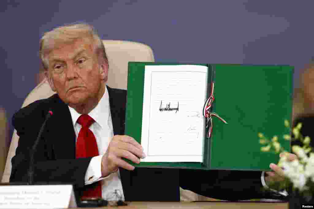 13 octombrie 2025 – președintele Donald Trump proclamă pacea în Orientul Mijlociu.Trump pozează cu acordul semnat la summitul liderilor mondiali privind încheierea războiului din Gaza, negociat de SUA, la Sharm el-Sheikh, în Egipt.Acordul a fost semnat de liderii Statelor Unite, Egiptului, Qatarului și Turciei.