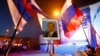 Ресей президенті Владимир Путиннің суретін ұстап тұрған қырымдықтар. Симферополь, 21 наурыз 2014 жыл.