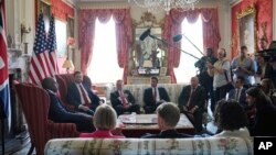 Vicepreședintele JD Vance (al doilea din stânga) se întâlnește cu ministrul britanic de externe David Lammy (stânga) la Chevening House în Kent, Anglia, pe 8 august.