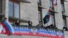 Ресейшіл топ Донецк облыстық әкімшілігін басып алып, Ресей туын тікті. Донецк, 6 сәуір 2014 жыл.