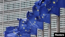 În Europa și Ucraina au crescut îngrijorările că Kievul ar putea fi presat să renunțe la teritorii sau să accepte alte restrângeri ale suveranității sale.