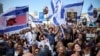 Люди на "Площади заложников" в Тель-Авиве, Израиль, 13 октября 2025 года