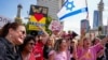 Oamenii sărbătoresc în Piața Ostaticilor din Tel Aviv pe 9 octombrie 2025, după anunțul noului acord de încetare a focului în Gaza.