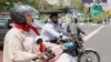 Un bărbat și o femeie merg cu motocicletele în centrul Teheranului (fotografie de arhivă).