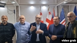ფოტოზე მარცხნიდან მარჯვნივ: ირაკლი ნადირაშვილი, მურთაზ ზოდელავა, პაატა ბურჭულაძე, პაატა მანჯგალაძე და ლაშა ბერიძე - 4 ოქტომბრის "მშვიდობიანი გადატრიალების" საორგანიზაციო კომიტეტის წევრები 