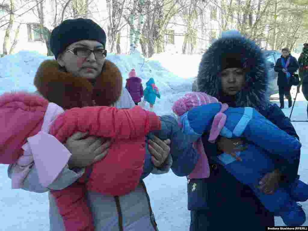 12 наурызда Астананың Сарыарқа аудандық сотында &laquo;Махаббат&raquo; кешенінде тұратын бір отбасының баспанадан шығару мерзімін шегеруді сұрап берген шағымы қаралды. Арыз иелерін қолдау үшін кішкентай балаларын ертіп сотқа өзге тұрғындар да келді. Олардың арасында өткен аптада&nbsp;&nbsp;&laquo;ҚазМедиа Орталығы&raquo; алдында наразылық шарасын өткізбек болған әйелдер мен балалар да бар. Ол жолы полицейлердің 30-дан аса баланы ересектермен бірге автобусқа тиеп әкетіп, бірнеше сағат бөлімшеде ұстағаны әлеуметтік желілерде билік органдарының әрекетіне наразылық туғызған еді.