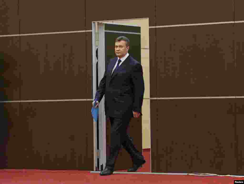 11 наурызда Украинаның биліктен кетірілген президенті Виктор Янукович Ресейдің Дондағы Ростов қаласында осымен екінші рет журналистер алдына шығып, мәлімдеме жасады. Ол&nbsp;Украинада &quot;билікті Киевте ғана емес, жер-жерде де басып алған әсіре ұлтшылдар мен фашистердің бандасы әрекет етіп жатқанын&quot; айтты. Янукович өзінің Украинаның &quot;заңды жолмен сайланған президенті және Украина қарулы күштерінің бас қолбасшысы&quot; екенін мәлімдеп, &quot;Киевке міндетті түрде оралатынын&quot; ескертті. Украина билігі Януковичті &quot;Киевтегі наразылық акциялары кезінде қасақана кісі өлімін ұйымдастырды және елдің конституциялық құрылымын құлатуға шақырды&quot; деп айыптайды.