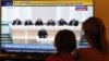 Ресей парламентінің президент Владимир Путиннің Украина территориясында әскер пайдалану туралы ұсынысын талқылауын көріп отырған азаматтар. Ресей, 1 наурыз 2014. 