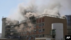 Fumul se ridică dintr-o clădire a complexului spitalicesc Soroka după ce a fost lovită de o rachetă trasă din Iran în Be'er Sheva. Israel, joi, 19 iunie 2025.