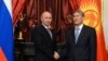 Ресей президенті Владимир Путин (сол жақта) мен Қырғызстан президенті Алмазбек Атамбаев. Мәскеу, 24 желтоқсан 2013 жыл. (Көрнекі сурет)