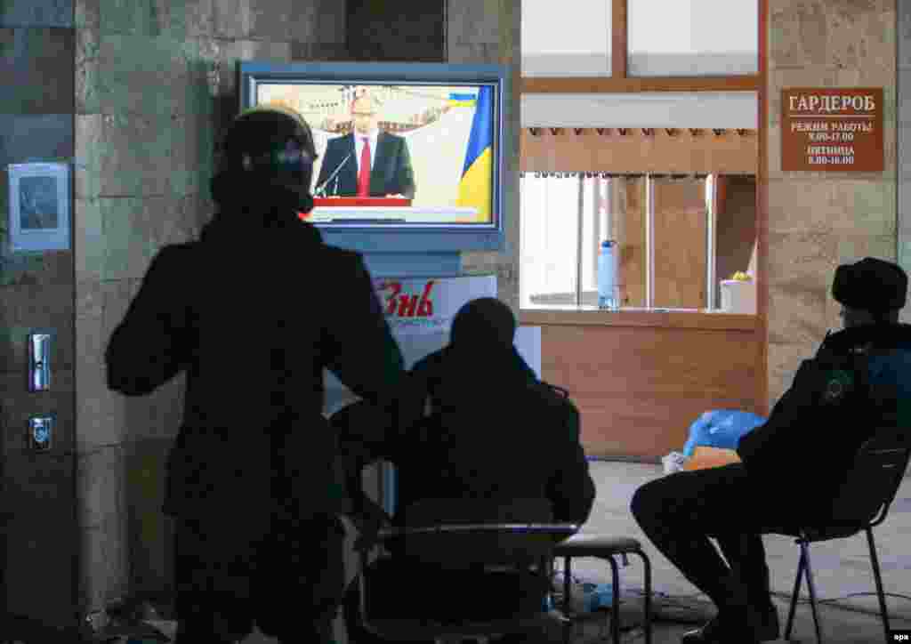 Қырымда 10 наурызда украиналық телеарналар хабарын тарату тоқтатылды. Бұған дейін украиналық телеарналар хабар таратып келген жиіліктерінде ресейлік телеарналар хабары көрсетіле бастады.&nbsp; Қырым билігі тарапынан бұған қатысты ресми комментарий берілген жоқ. Еуропадағы қауіпсіздік және ынтымақтастық ұйымы &quot;экстремалдық цензураны, бұқаралық ақпарат құралдарын жабуды, сонымен бірге журналистерге шабуыл жасау және оларды қорлауды&quot; доғаруға шақырды.