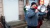 Ігар Марзалюк выступае перад пратэстоўцамі «Марша недармаедаў» 15 сакавіка ў Магілёве