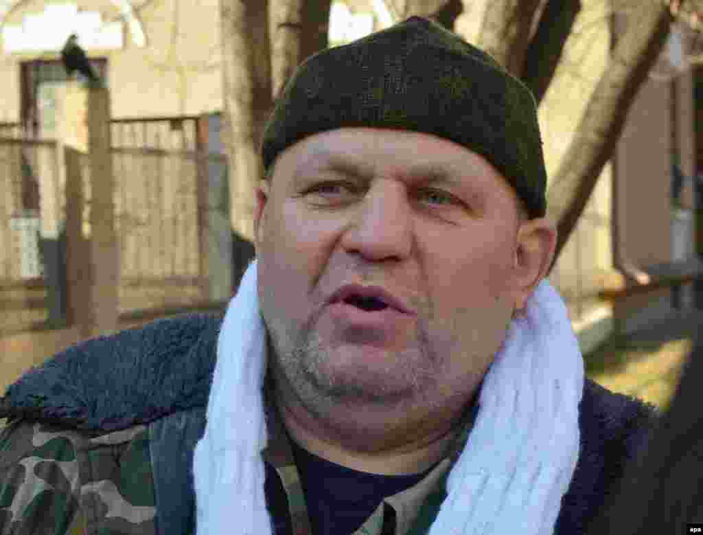 25 наурызда&nbsp;Украинадағы &laquo;Оңшыл сектор&raquo; ұлтшылдар қозғалысының белсенді мүшесі 51 жастағы Александр Музычко Украинаның батысындағы Ровно қаласында атып өлтірілді. Оның&nbsp;&quot;полицияға қарсылық танытып, оққа ұшқаны&quot; хабарланды. Еуромайдан кезінде биліктегі&nbsp;Виктор Януковичтің режиміне қарсы қарулы күреске шақырған белсендінің жақтастары оның өліміне кінәлілерді жазаға тартуды және Украина ішкі істер министрі&nbsp;Арсен Аваковтың отставкаға кетуін талап етіп, Киевте парламент алдында наразылық шеруін өткізді.