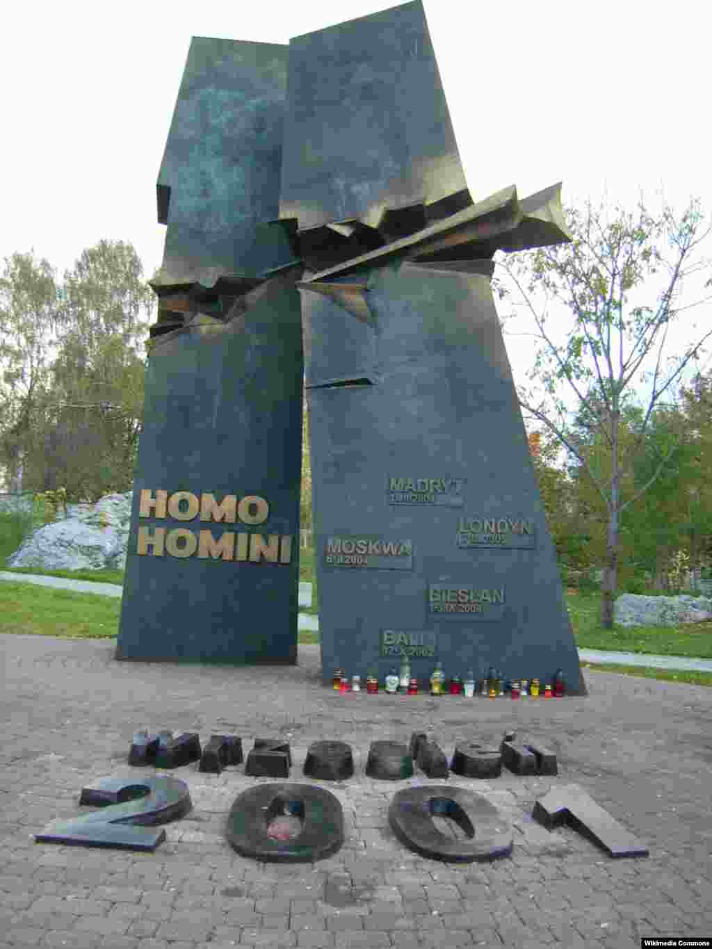 Мемориал жертвам терактов в Кельце, Польша, назван «Homo Homini», что в переводе с латинского: «Человек человеку». На памятнике в форме башен-близнецов начертаны названия других крупных террористических актов последних 15 лет.