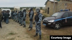 Російські силовики під час обшуку в Строгонівці під Сімферополем, архівне фото