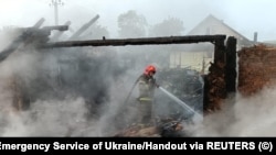 Рятувальники гасять пожежу, що виникла внаслідок російського удару на Чернігівщині, архівне фото
