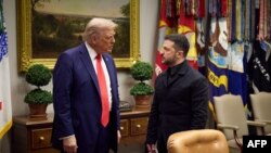 Volodimir Zelenski (dreapta) și președintele SUA, Donald Trump (stânga), în timpul întâlnirii lor de la Casa Albă, Washington, pe 18 august.