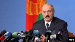 Последний раз Александр Лукашенко появлялся на экранах официальных белорусских телеканалов неделю назад