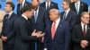 Secretarul general NATO Mark Rutte (stânga) discutând cu președintele SUA Donald Trump, la summitul de la Haga. 