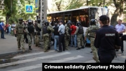Масові затримання біля будівлі управління ФСБ Росії. Сімферополь, 4 вересня 2021 року