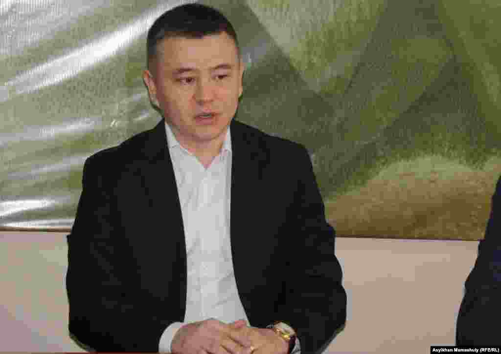 Кеден Одағының құрылуына қарсылық білдірген ашық хаттар мен түрлі акцияларды ұйымдастырушы, сондай-ақ ұлттық-патриоттық бағыттағы пікірлерін ашық білдіретін қоғамдық белсенді ретінде танылған кәсіпкер Мұхтар Тайжан наурыздың 18-і күні баспасөз мәслихатын шақырып, &laquo;жеке бизнесіне қысым күшейгесін белсенді саясаттан кететінін&raquo; мәлімдеді. Бірақ ол &laquo;егер Ресей тарапынан қандай да бір сепаратистік қадамдар байқалып&nbsp; жатса&raquo; қоғамдық қызметке қайта оралуы мүмкін&nbsp;екенін ескертті. Суретте: Мұхтар Тайжан баспасөз мәслихатында отыр. Алматы, 18 наурыз 2014 жыл.