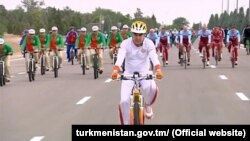 Qurbanqulu Berdiməhəmmədov Aşqabadda velosiped sürür