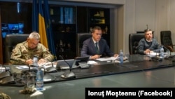 Liderii politici vor să obțină pentru apărarea României, toate cele peste 16 miliarde de euro disponibile prin programul Uniunii Europene SAFE. În imagine, șeful Statului Major, Gheorghiță Vlad (S), ministrul Apărării, Ionuț Moșteanu și secretarul de stat din MAPN Sorin Moldovan