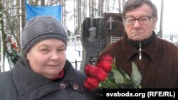 Бацькі Міхася Жызьнеўскага Ніна і Міхаіл на магіле сына