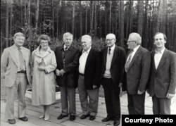Юры Хадыка, Зора, Васіль Быкаў, Вітаўт Кіпель, Дзьмітры Бугаёў, Адам Мальдзіс, Уладзімер Конан, верасень 1995
