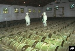 Ілюстрацыйнае фота. Расейскія салдаты робяць звычайную праверку мэталічных кантэйнэраў з таксычнымі рэчывамі на месцы захоўваньня хімічнай зброі ў горадзе Горн на поўдзень ад Саратава, 20 траўня 2000 году