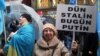 Ресейдің Қырымдағы әрекеттеріне қарсылық акциясында бір әйел "Кеше - Сталин, бүгін - Путин" деген плакат ұстап тұр. Стамбул, 8 наурыз 2014 жыл.