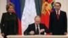Ресей президенті Владимир Путин Қырымды Ресейге қосу құжатына қол қойып отыр. Мәскеу, 21 наурыз 2014 жыл.