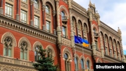 Національний банк України встановив опівдні 21 лютого довідкове значення курсу 28 гривень 99,5 копійки за долар