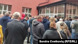 Građani ispred biračkog mesta u Severnoj Mitrovici, 12. oktobar 2025.