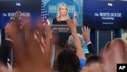 Secretarul de presă al Casei Albe Karoline Leavitt vorbește în timpul unui briefing de presă la Casa Albă, joi, 19 iunie 2025, la Washington.