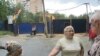 Жильцам домов на улице маршала Бирюзова остается лишь разводить руками: стройка идет полным ходои