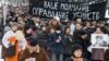 Станислав Маркелов пен «Новая газета» тілшісі Анастасия Бабурованы еске алу шеруі. Мәскеу, 15 ақпан 2009 жыл. 