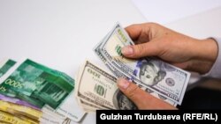 Кыргызстандын валютасы - сом жана АКШнын валютасы - доллар. Иллюстрациялык сүрөт.